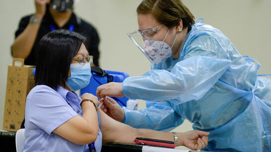 PH healthcare workers’ COVID-19 vaccination starts Monday