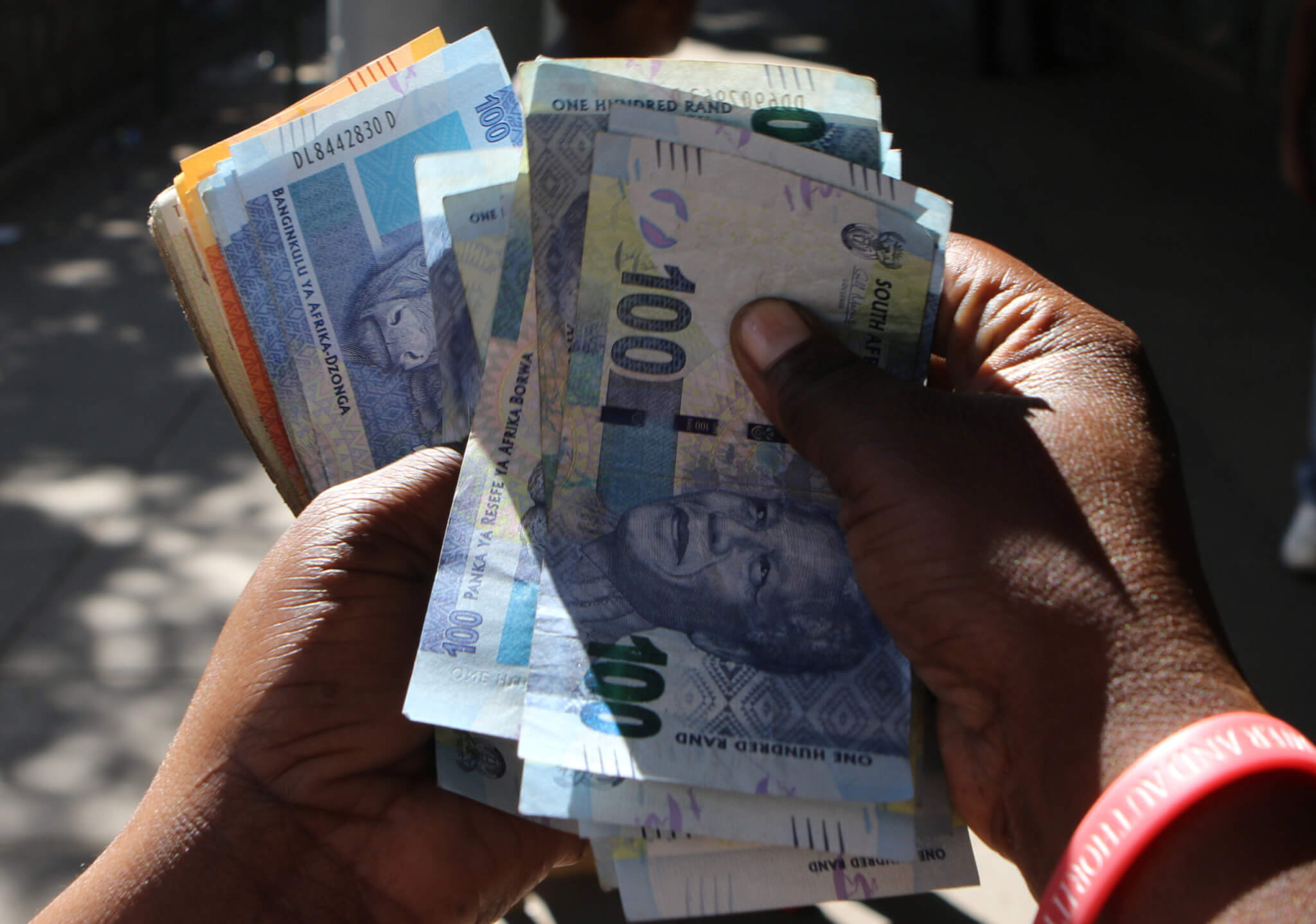 South Africa’s currency drops due to COVID-19