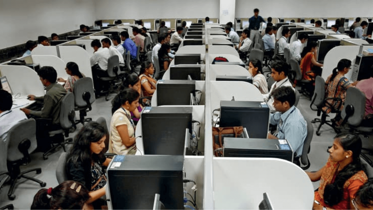 Police bust fake call centers in Delhi, India