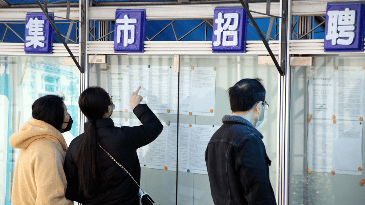 Job confidence in China dips in Q2