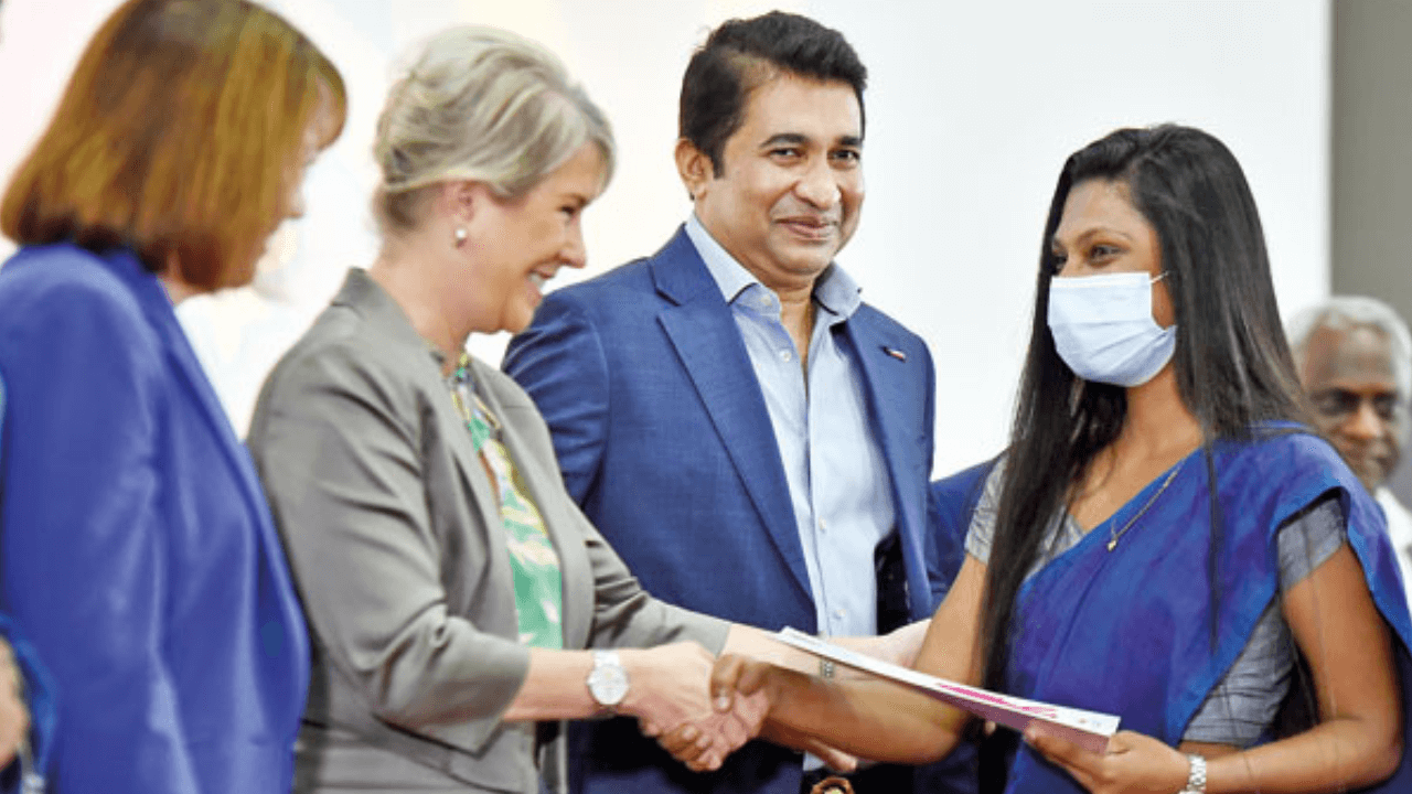 Rotary clubs give out 500 ICT scholarships to Sri Lankan youth