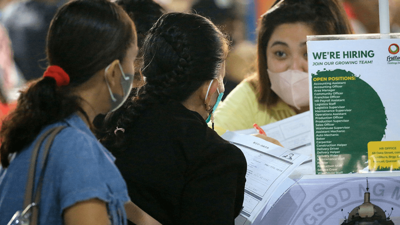 Filipinos remains wary of wage, skills gaps this year