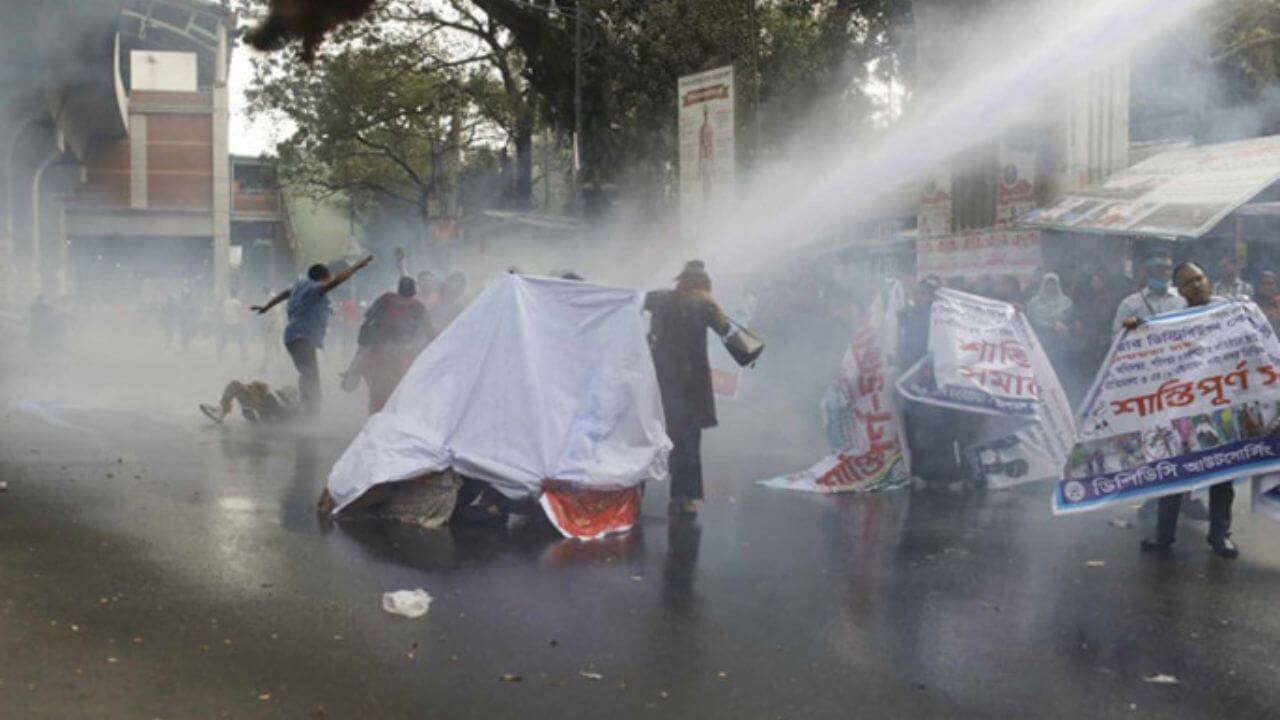 Bangladesh police clash with outsourcing workers
