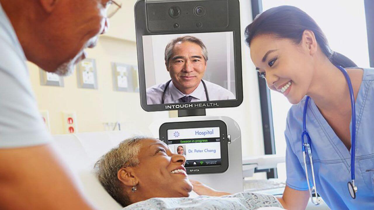 Doctor meeting patient through telemedicine