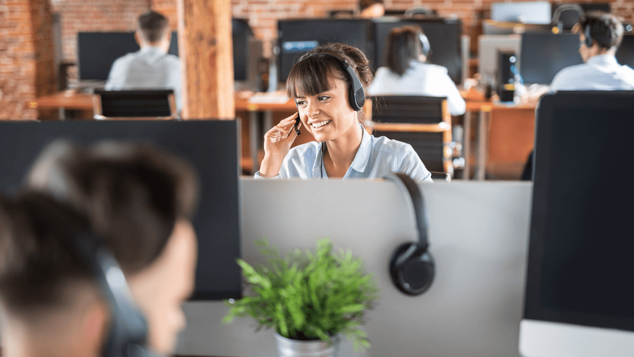 AI, leadership must team up to cut contact center attrition: CX expert